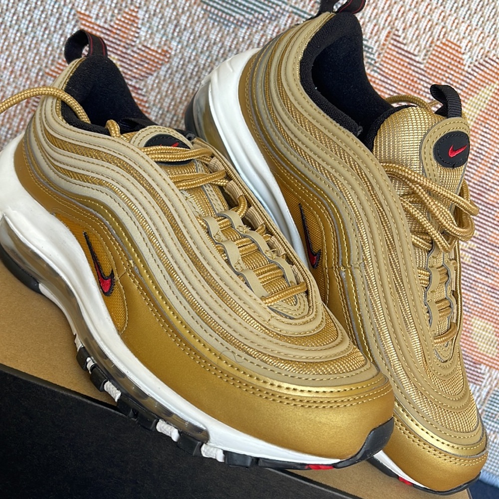 Nike WMNS Air Max 97
Metallic Gold/Black/White/ Varsity Red
Size 6.5
DQ9131-700 - Picture 12 of 16